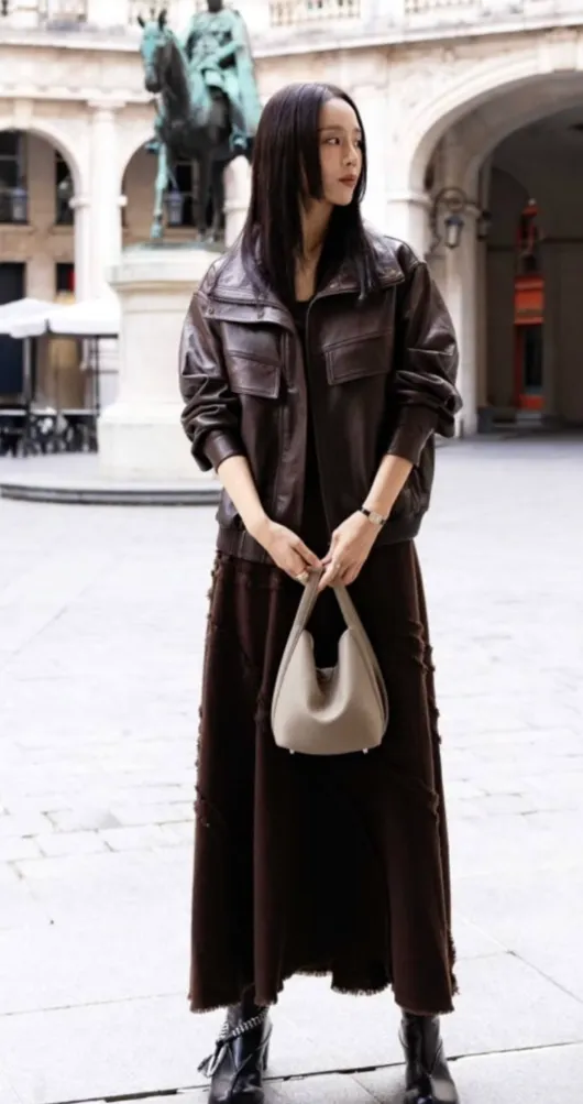 Shin Hye-sun showcases slimmed-down figure and signature 'Lady Dua' fashion sense
