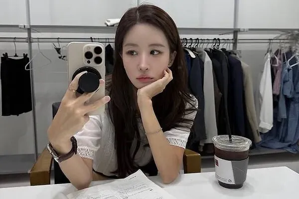 Ryu Si-won's wife, 19 years younger, works until 2:30 AM: 'Chocolate is my sugar recharge'