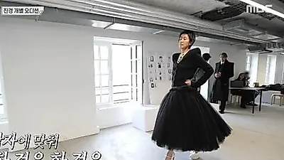 Hong Jin Kyung cao 180cm phải nhờ người giúp đỡ để tháo đôi cao gót 20cm