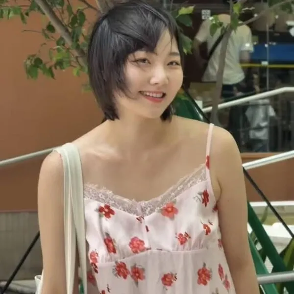 “Đồ ngủ hay đồ đi chơi?” Con gái Lee Kyung-sil, Son Su-ah diện váy slip dress cực cuốn