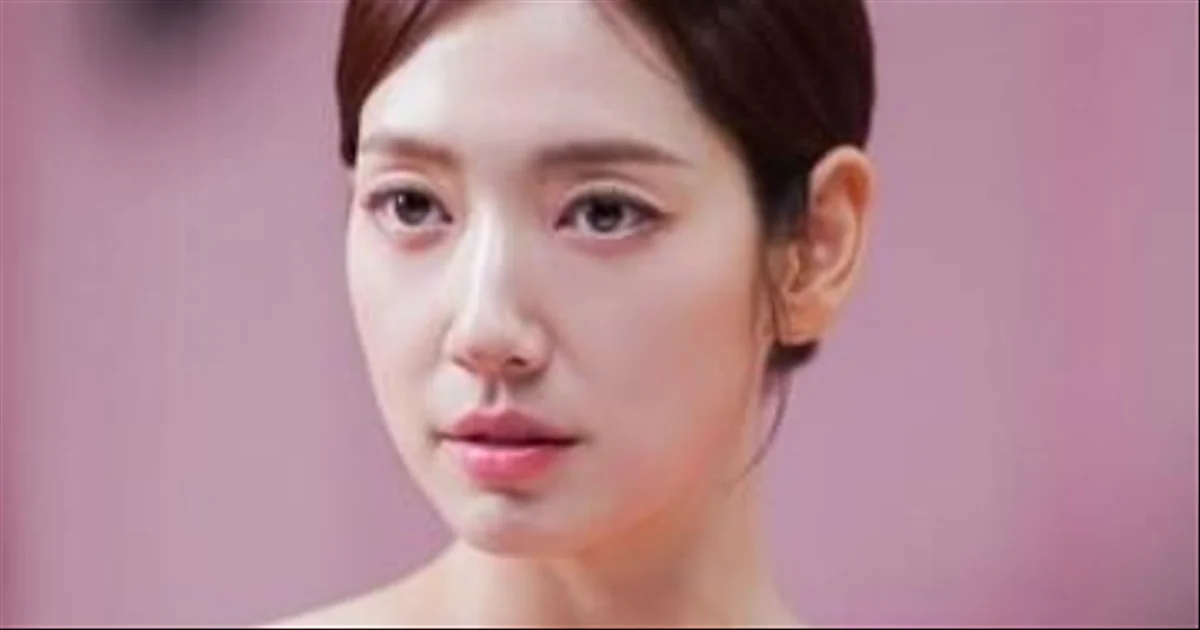 Park Shin Hye radiates elegance in pink dress ahead of second child's birth