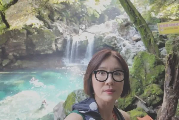 結婚28年目のオ・ヨンス、済州島で義理の妹と昼飲みを楽しむ「余裕」