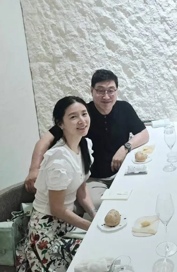 Lee Young-ae cùng chồng hơn 20 tuổi xuất hiện trong buổi gặp gỡ với nhạc sĩ Kim Hyung-suk