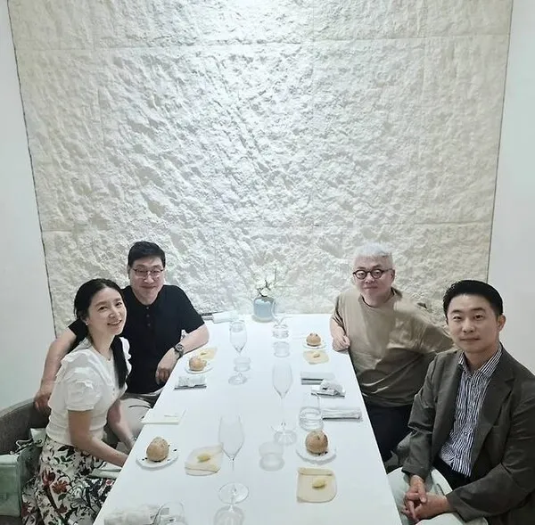 Lee Young-ae và chồng hơn 20 tuổi xuất hiện cùng nhạc sĩ Kim Hyung-suk trong một buổi gặp mặt