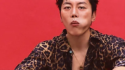 Eum Moon-suk showcases versatile charm in Elle photoshoot