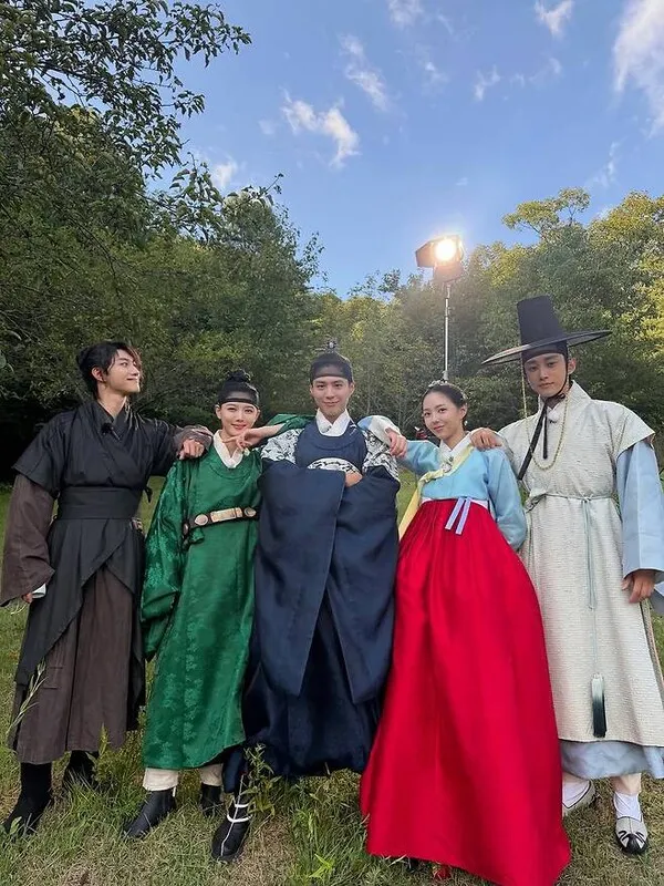 パク・ボゴム♥キム・ユジョン、10年ぶりの『雲から来た月』韓服姿で共演「いっそ付き合えばいいのに」