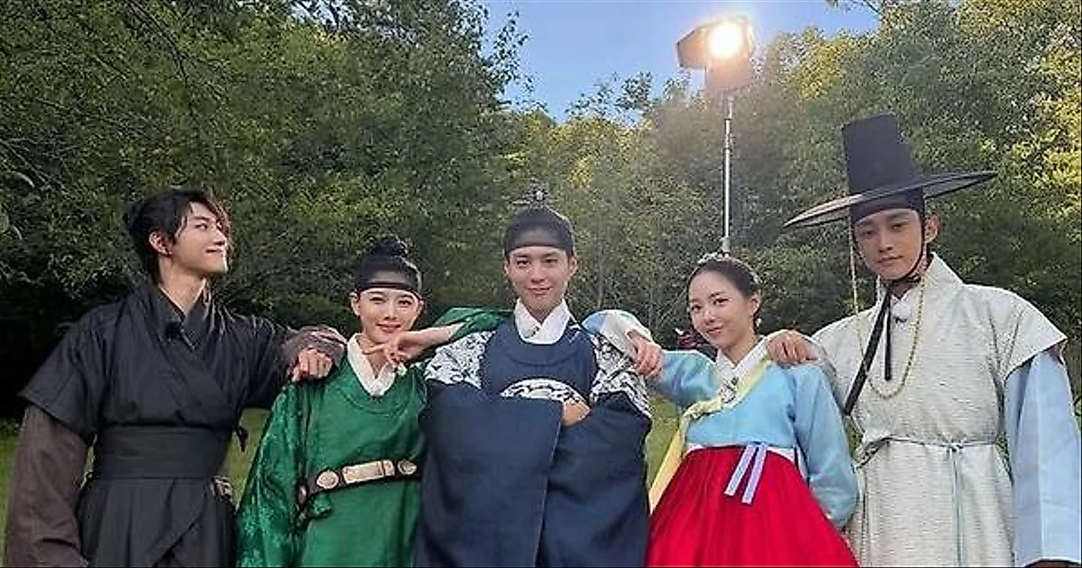 Park Bo Gum and Kim You Jung reunite in hanbok for 'Moonlight Drawn by Clouds Again'