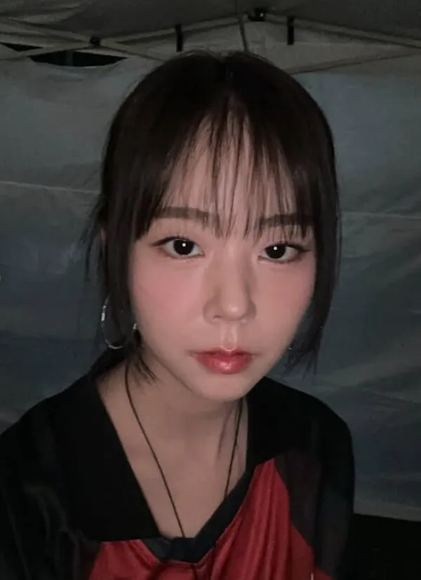 Han Seung-yeon 忍受颈椎间盘突出，坚持完成5首歌曲表演：“跳舞时脖子动不了”