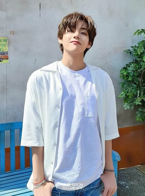 V (BTS) tiết lộ gặp vấn đề về thính giác ở tai phải: Liệu có phải là 'Beethoven của giới thần tượng'?