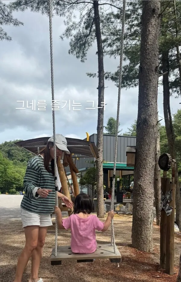 Lee Min-jung shares sweet moment with daughter on a swing