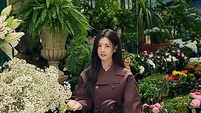 Jung So Min exudes refreshing charm in new autumn photos