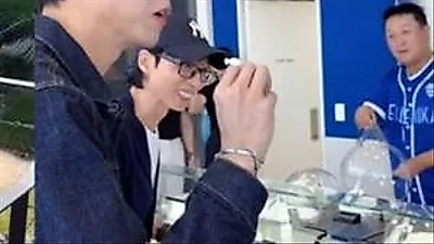 Yoo Jae Suk spotted at Jeong Jun Ha's shop after canceling filming
