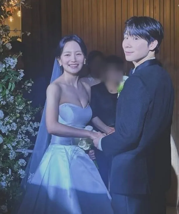 Kim Yuna attends Baek Eun-hye's wedding to Lee Jun-woo