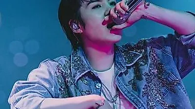 SUGA (BTS) tỏa sáng rực rỡ giữa màn nước tại Dallas