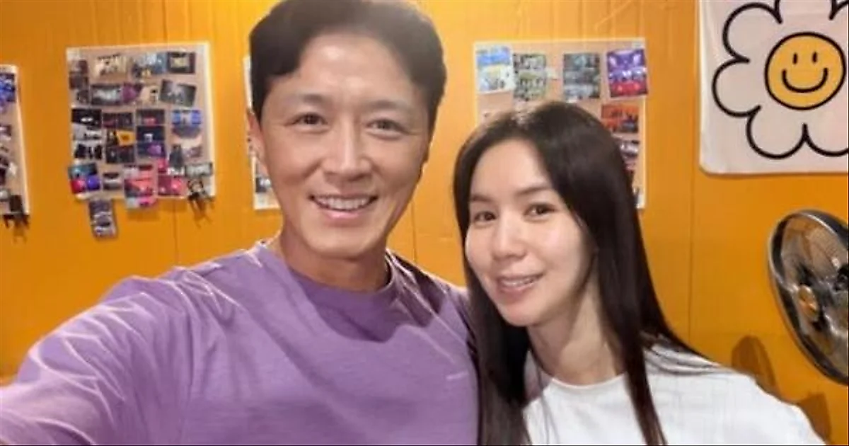 Jin Tae-hyun cùng vợ Park Si Eun làm MC chương trình Cơ đốc giáo