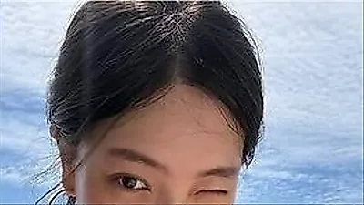 ファン・シネの娘イ・ジニ、母譲りの美貌で水着姿を披露