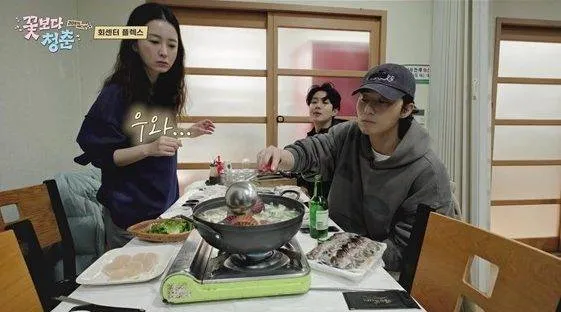 Youth Over Flowers: Park Seo-joon, Choi Woo-shik, and Jung Yu-mi Lead 4 Consecutive Weeks at No. 1