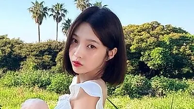 Joy của Red Velvet tỏa sức hút tươi mới giữa phông nền xanh