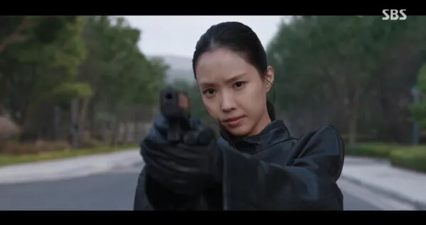 ソン・ナウン、ドラマ『部長キム』の後半戦を支配するアクションの切り札に