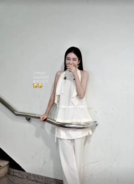 Ahn Eun-jin gây ấn tượng với cú nhảy trên cầu thang 'Music Bank' sau khi giảm 10kg