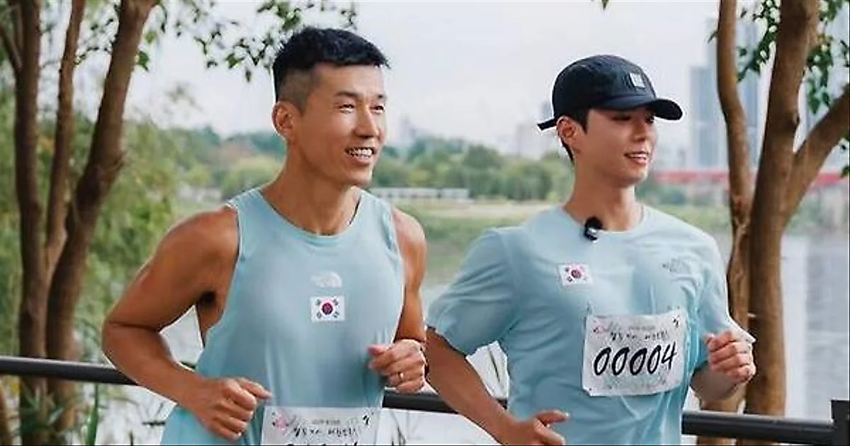 Park Bo-gum and singer Sean run with Taegeukgi for Liberation Day