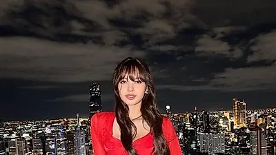 BLACKPINKリサ、バンコクのイベントで圧倒的な存在感 優雅なドレス姿