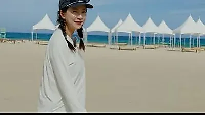 Song Ji-hyo stuns fans with fresh new look at Songjiho Beach