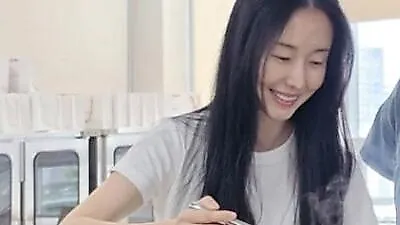 Lee Jung Hyun chăm sóc nhân viên bệnh viện của chồng