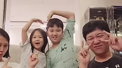 Con trai Yeonwoo của Jang Yunjeong và Do Kyung Wan gây chú ý khi gửi lời nhắn tiếng Anh t…
