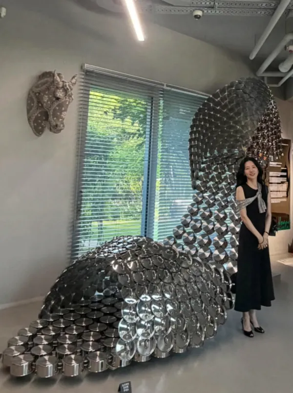 Lee Young-ae shares playful moments at Ghouse Museum's 10th anniversary exhibition