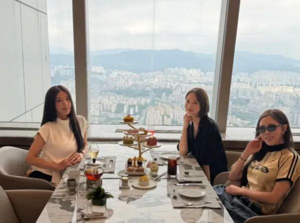 Wonder Girls' Yubin plays princess on the 79th floor with Chaeri-na and Ayuemi—only to end up with a whole chicken
