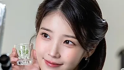 IU trong trang phục xuyên thấu thanh mảnh - khí chất khiến ta muốn nhâm nhi rượu