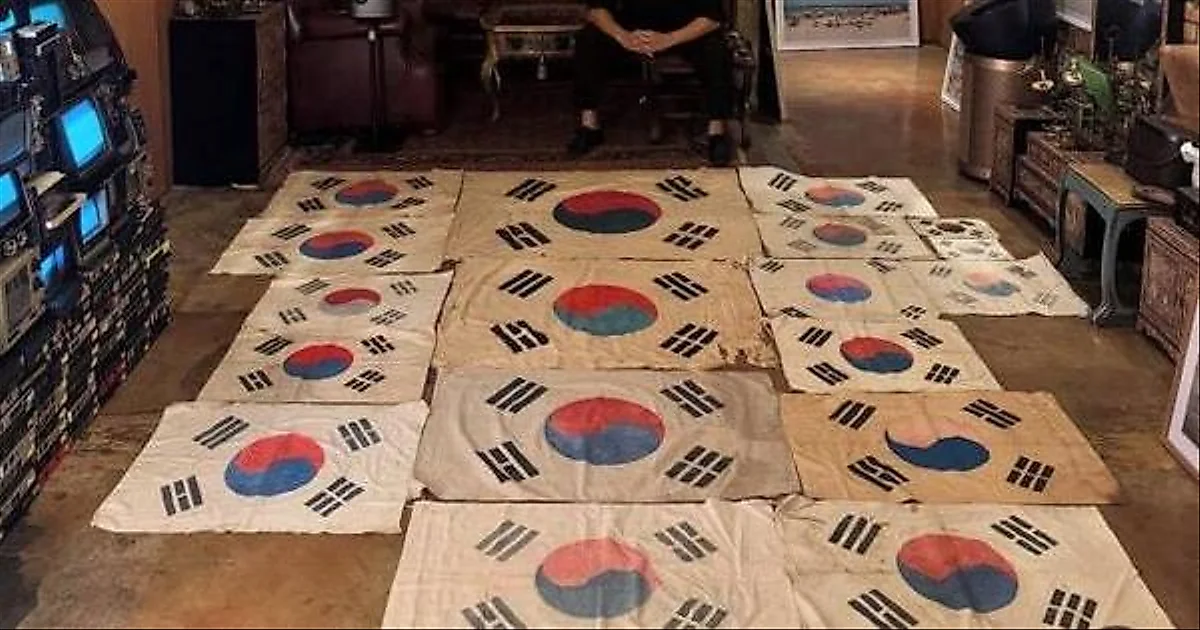 Bae Jung-nam công khai lá cờ Taegukgi vấy máu nhân ngày Giải phóng