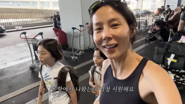 Kim Na-young mặc áo dài tay giữa đợt nắng nóng kỷ lục tại Châu Âu khiến 10.000 người tử vong: "Cực kỳ mát mẻ"