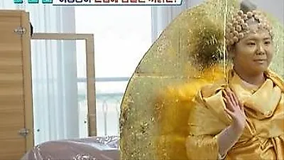 Park Hyo-jung walks streets in golden Buddha costume in hilarious mishap