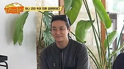 Kim Nam-gil gây bùng nổ với video 'mukbang' mì ramen trên YouTube