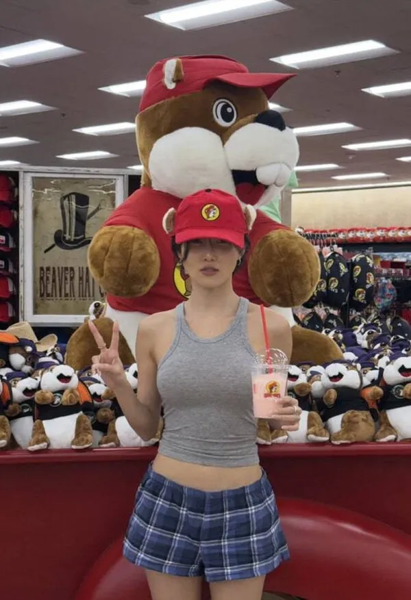 Hwasa showcases sexy charisma and bold style in Texas