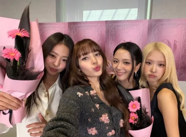 BLACKPINKデビュー10周年を巡る論争、ジス・ロゼ・リサが謝罪…ジェニーはどう動いた?