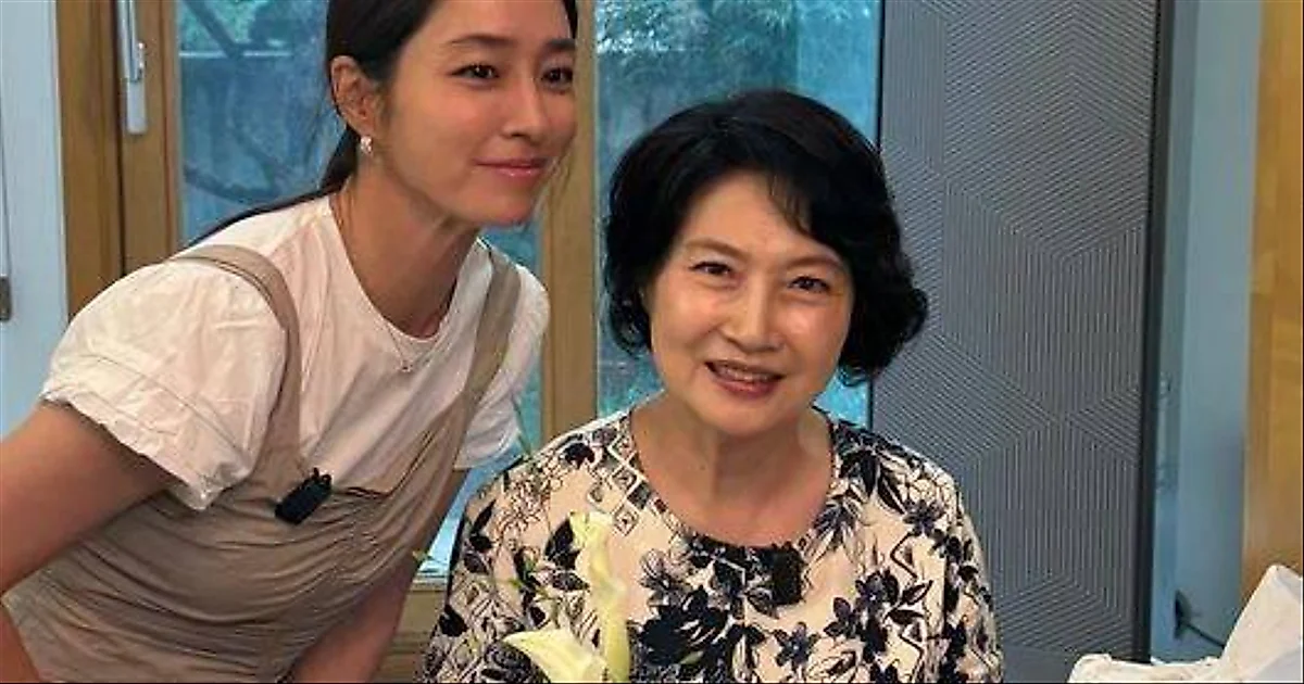 イ・ビョンホン妻のイ・ミンジョン、美貌の秘密は母にあり？70歳の母とのツーショットを公開
