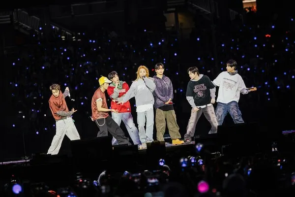 BTS trì hoãn buổi biểu diễn tại Busan 75 phút do thiếu quà kỷ niệm