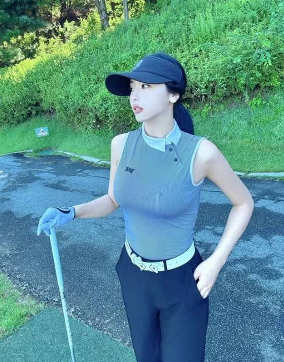 Hong Jin-young strongly denies pregnancy rumors by appearing in golf wear
