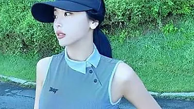 洪真英身着高尔夫球服公开近况，引发怀孕传闻旧事重提