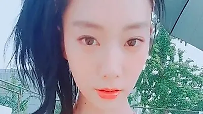 Clara Lee stuns in bold red swimsuit with photoshoot-ready proportions