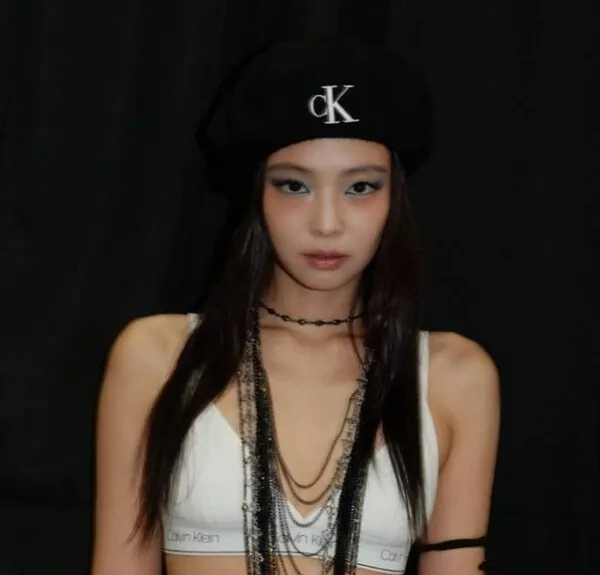 BLACKPINK ジェニー、下着を覗かせた大胆なサギングスタイルでSUMMER SONICのステージを熱狂させる
