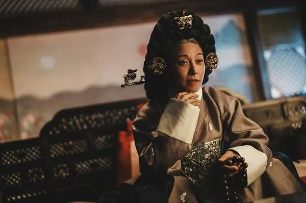 Jang Young-nam proves her worth as the Queen in 'Donggung' with masterful acting