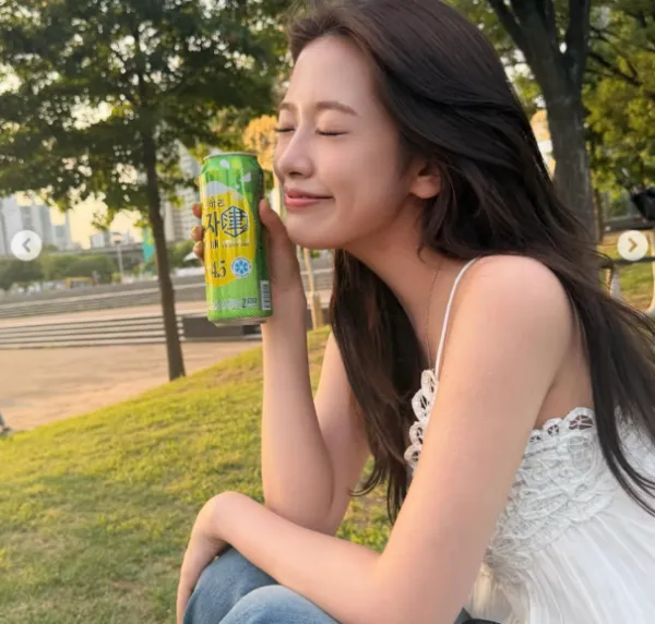 An Yu-jin (IVE) tận hưởng ly bia mát lạnh bên bờ sông Hàn vào đêm hè