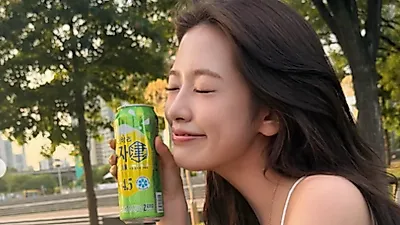 Ahn Yu-jin cua IVE thuong thuc mot lon bia ben song Han trong dem he