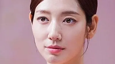 パク・シネ、二人目の出産を控え広告撮影で見せた優雅な姿を公開