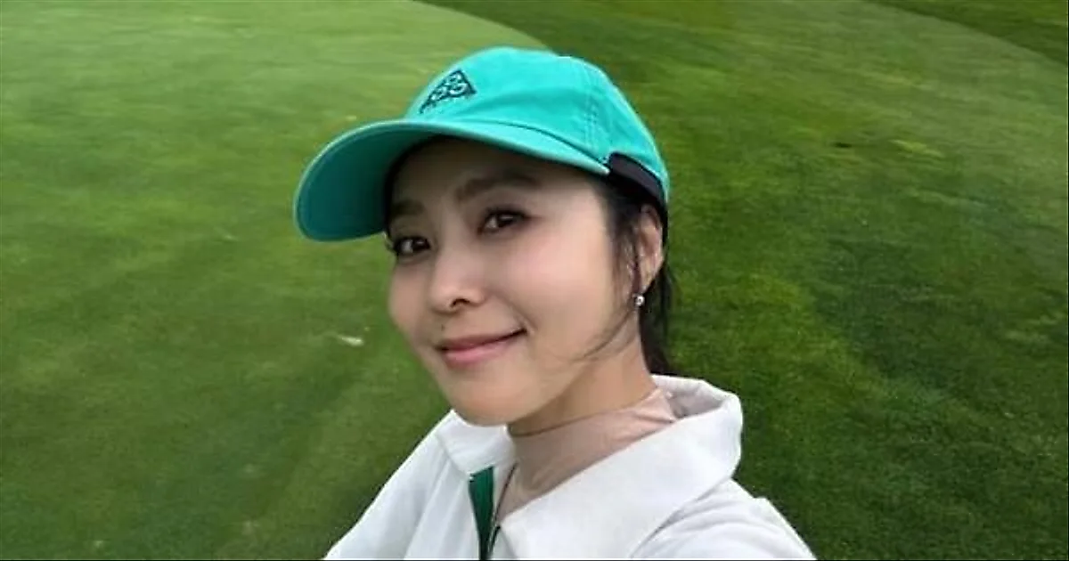 Park Ji-yoon say mê chơi golf ở Jeju sau khi ly hôn Choi Dong-seok