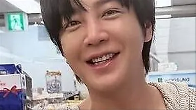 Jang Keun-suk shares candid grocery shopping moment, cheering 'Red cap soju manse!'